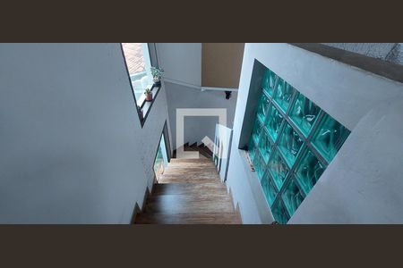 Casa à venda com 480m², 5 quartos e 8 vagas Casa à venda com 480m², 5 quartos e 8 vagasEscada