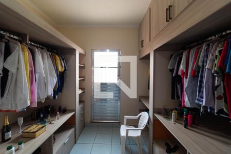 Casa à venda com 225m², 4 quartos e 4 vagas Casa à venda com 225m², 4 quartos e 4 vagasCloset da Suíte 02