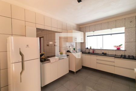 Casa à venda com 225m², 4 quartos e 4 vagas Casa à venda com 225m², 4 quartos e 4 vagasCozinha