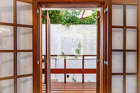 Casa de condomínio à venda com 170m², 3 quartos e 2 vagasSuite - Varanda