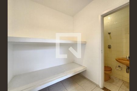 Apartamento para alugar com 240m², 4 quartos e 2 vagas Apartamento para alugar com 240m², 4 quartos e 2 vagasQuarto e Banheiro de serviço