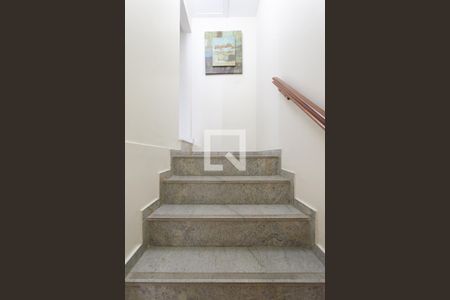 Apartamento à venda com 193m², 3 quartos e 2 vagas Apartamento à venda com 193m², 3 quartos e 2 vagasEscada