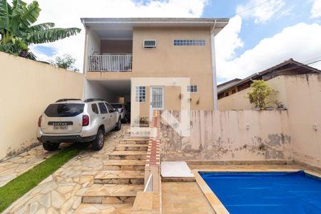 Casa à venda com 220m², 3 quartos e 3 vagas Casa à venda com 220m², 3 quartos e 3 vagasQuintal