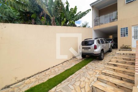 Casa à venda com 220m², 3 quartos e 3 vagas Casa à venda com 220m², 3 quartos e 3 vagasQuintal