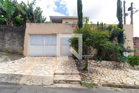 Casa à venda com 220m², 3 quartos e 3 vagas Casa à venda com 220m², 3 quartos e 3 vagasFachada