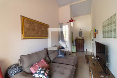 Casa à venda com 220m², 3 quartos e 3 vagas Casa à venda com 220m², 3 quartos e 3 vagasSala de TV