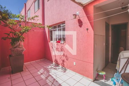 Casa de condomínio à venda com 200m², 3 quartos e 2 vagasQuintal