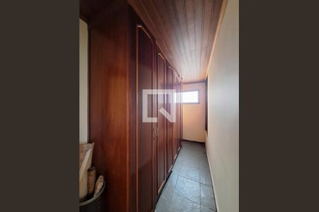 Casa à venda com 700m², 4 quartos e 8 vagas Casa à venda com 700m², 4 quartos e 8 vagasCloset Quarto 4