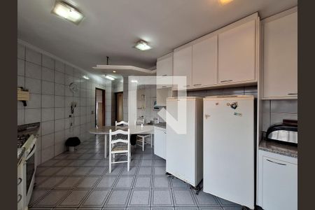 Casa à venda com 700m², 4 quartos e 8 vagas Casa à venda com 700m², 4 quartos e 8 vagasCozinha