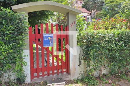 Casa de condomínio à venda com 350m², 6 quartos e 2 vagas Casa de condomínio à venda com 350m², 6 quartos e 2 vagasFachada