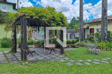 Casa de condomínio à venda com 350m², 6 quartos e 2 vagas Casa de condomínio à venda com 350m², 6 quartos e 2 vagasFachada