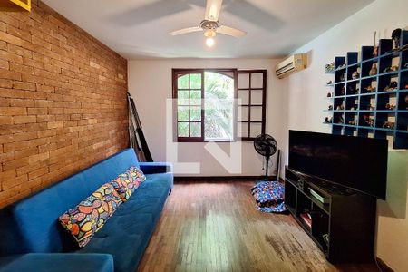 Casa de condomínio à venda com 350m², 6 quartos e 2 vagas Casa de condomínio à venda com 350m², 6 quartos e 2 vagasQuarto 1