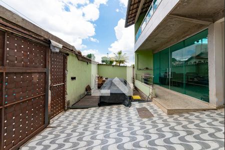 Casa à venda com 460m², 4 quartos e 8 vagas Casa à venda com 460m², 4 quartos e 8 vagasGaragem