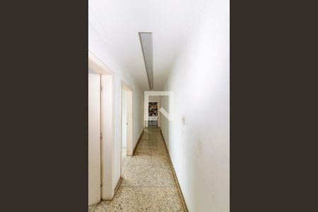 Casa à venda com 460m², 4 quartos e 8 vagas Casa à venda com 460m², 4 quartos e 8 vagasCorredor