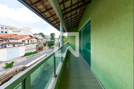 Casa à venda com 460m², 4 quartos e 8 vagas Casa à venda com 460m², 4 quartos e 8 vagasVaranda