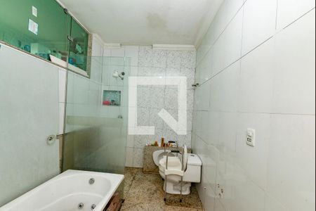 Casa à venda com 460m², 4 quartos e 8 vagas Casa à venda com 460m², 4 quartos e 8 vagasBanheiro da Suíte 2