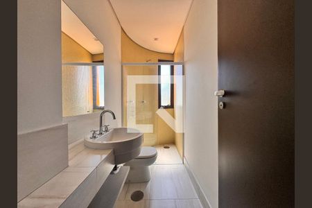 Apartamento para alugar com 199m², 3 quartos e 4 vagas Apartamento para alugar com 199m², 3 quartos e 4 vagasBanheiro da Suíte 1