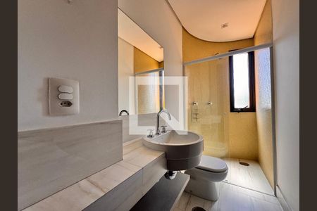 Apartamento para alugar com 199m², 3 quartos e 4 vagas Apartamento para alugar com 199m², 3 quartos e 4 vagasBanheiro da Suíte 1