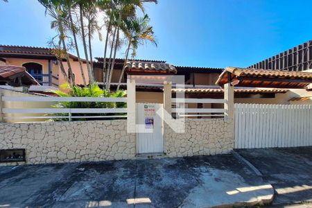 Casa à venda com 330m², 3 quartos e 3 vagas Casa à venda com 330m², 3 quartos e 3 vagasFachada
