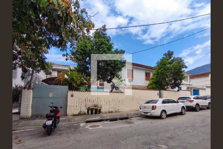 Casa à venda com 400m², 4 quartos e 5 vagas Casa à venda com 400m², 4 quartos e 5 vagasFachada