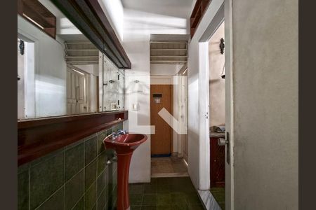 Casa à venda com 400m², 4 quartos e 5 vagas Casa à venda com 400m², 4 quartos e 5 vagasBanheiro Corredor