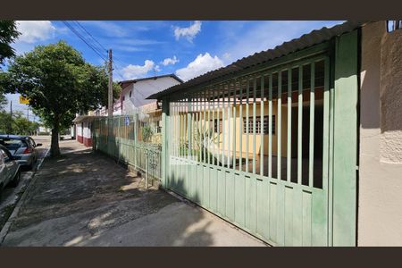 Casa à venda com 450m², 4 quartos e 3 vagas Casa à venda com 450m², 4 quartos e 3 vagasFachada