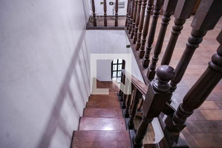 Casa para alugar com 288m², 4 quartos e 15 vagas Casa para alugar com 288m², 4 quartos e 15 vagasEscada