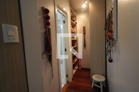 Casa à venda com 204m², 4 quartos e 2 vagasSuíte closet