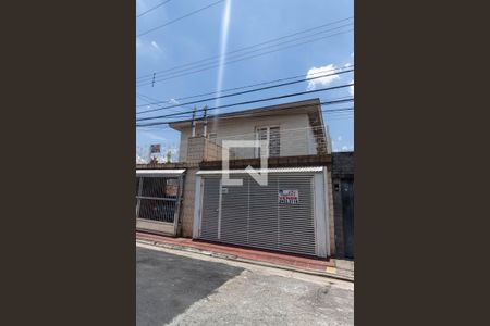 Casa à venda com 180m², 4 quartos e 2 vagas Casa à venda com 180m², 4 quartos e 2 vagasFachada