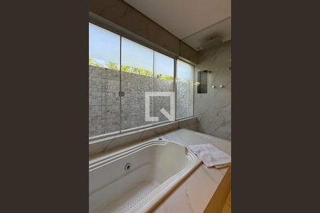 Casa de condomínio à venda com 500m², 3 quartos e 4 vagasBanheiro da Suíte 1