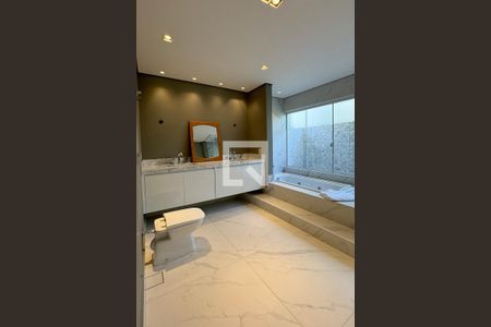 Casa de condomínio à venda com 500m², 3 quartos e 4 vagasBanheiro da Suíte 1