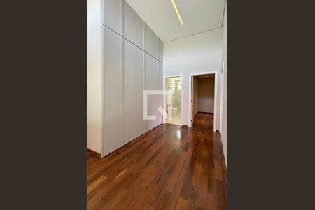 Casa de condomínio à venda com 500m², 3 quartos e 4 vagasHall