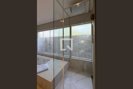 Casa de condomínio à venda com 500m², 3 quartos e 4 vagasBanheiro da Suíte 1