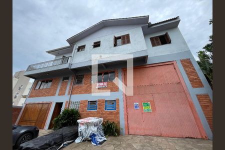 Casa à venda com 550m², 4 quartos e 2 vagas Casa à venda com 550m², 4 quartos e 2 vagasFachada