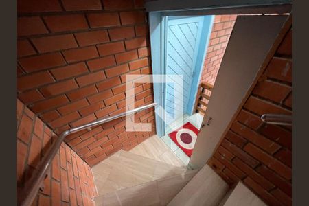 Casa à venda com 550m², 4 quartos e 2 vagas Casa à venda com 550m², 4 quartos e 2 vagasEscada