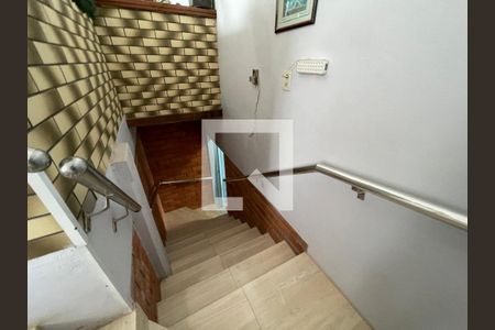Casa à venda com 550m², 4 quartos e 2 vagas Casa à venda com 550m², 4 quartos e 2 vagasEscada