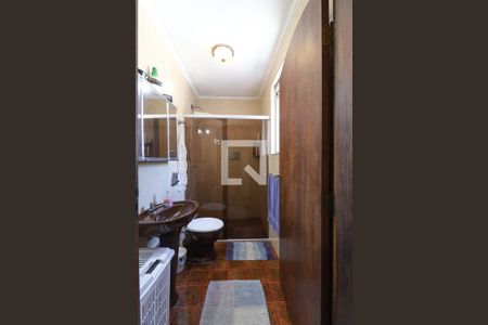 Casa para alugar com 384m², 5 quartos e 6 vagasBanheiro Suíte 1