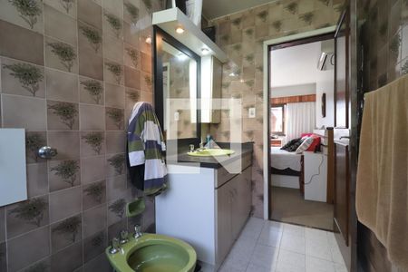 Casa à venda com 290m², 5 quartos e 4 vagasBanheiro da suíte