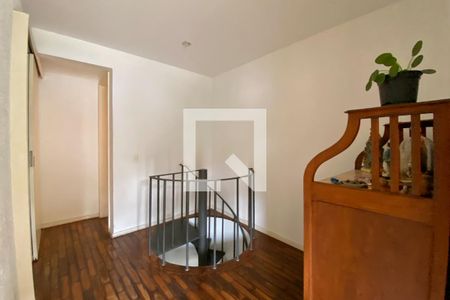 Apartamento à venda com 122m², 2 quartos e 1 vaga Apartamento à venda com 122m², 2 quartos e 1 vagaEscada