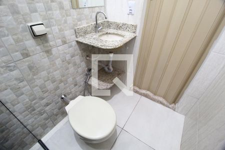 Banheiro de kitnet/studio para alugar com 1 quarto, 30m² em Martins, Uberlândia