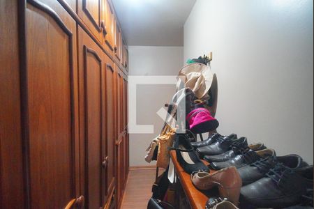 Casa à venda com 343m², 5 quartos e 5 vagas Casa à venda com 343m², 5 quartos e 5 vagasCloset