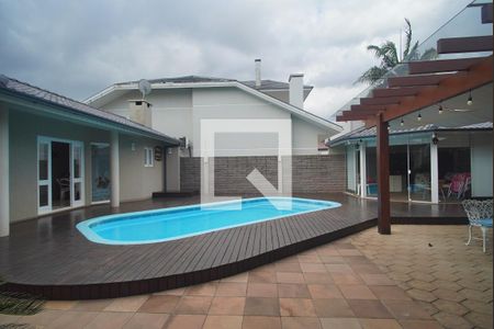 Casa à venda com 343m², 5 quartos e 5 vagas Casa à venda com 343m², 5 quartos e 5 vagasPiscina