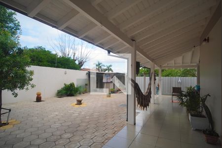 Casa à venda com 343m², 5 quartos e 5 vagas Casa à venda com 343m², 5 quartos e 5 vagasVaranda