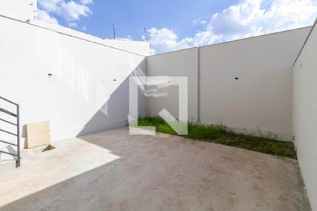 Casa à venda com 162m², 2 quartos e 2 vagas Casa à venda com 162m², 2 quartos e 2 vagasQuintal
