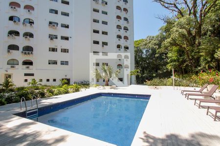 Apartamento à venda com 290m², 4 quartos e 3 vagas Apartamento à venda com 290m², 4 quartos e 3 vagasÁrea comum - Piscina