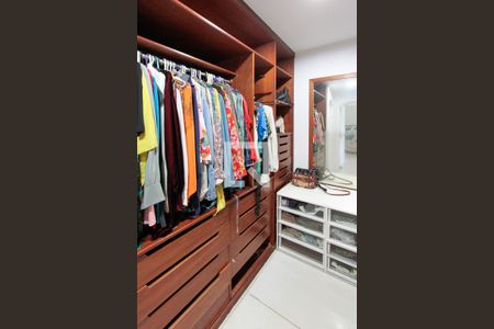 Apartamento à venda com 290m², 4 quartos e 3 vagas Apartamento à venda com 290m², 4 quartos e 3 vagasCloset Quarto 2 suíte