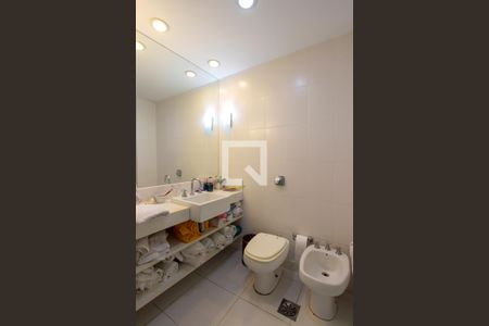 Apartamento à venda com 290m², 4 quartos e 3 vagas Apartamento à venda com 290m², 4 quartos e 3 vagasBanheiro