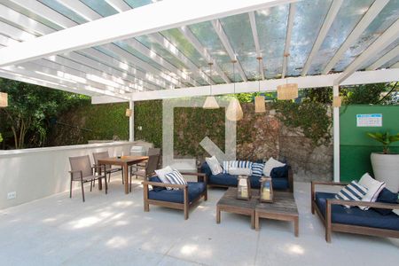 Apartamento à venda com 290m², 4 quartos e 3 vagas Apartamento à venda com 290m², 4 quartos e 3 vagasArea de convivencia da piscina