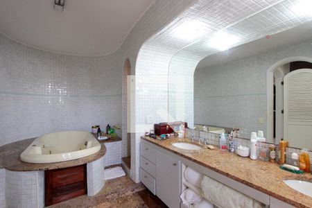 Apartamento à venda com 290m², 4 quartos e 3 vagas Apartamento à venda com 290m², 4 quartos e 3 vagasBanheiro Quarto 2 suíte