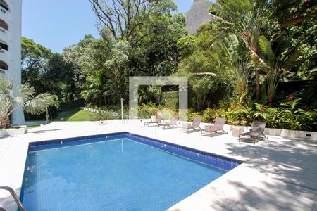 Apartamento à venda com 290m², 4 quartos e 3 vagas Apartamento à venda com 290m², 4 quartos e 3 vagasÁrea comum - Piscina